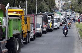 Camiones bloquean una calle durante una protesta de transportadores debido al incremento en el precio del diésel, este jueves en Bogotá (Colombia).