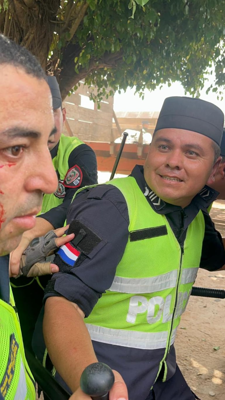 Un policía al parecer resultó herido durante la refriega. 