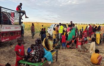 Los sudaneses que huyen del estado de al-Jazira llegan a una zona cercana a la ciudad oriental de Gedaref el 2 de noviembre de 2024. Al menos 12 personas murieron y otras más de 30 resultaron heridas durante el asedio del grupo paramilitar Fuerzas de Apoyo Rápido (FAR) de la ciudad de Al Hilaliya, en el estado de Al Yazira, en el centro-este de Sudán y donde la formación armada ha intensificado sus ataques en las últimas semanas.