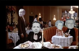 Luis G. Benítez en la mesa y su guardaespaldas, Juan E. O’Leary (los tipos malos). A la derecha, Beatriz Rodríguez Alcalá y Julio César Chaves.