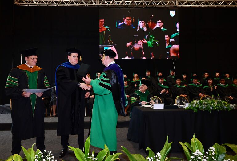 El rector de la Universidad San Carlos, Ronaldo Eno Dietze, entregó el reconocimiento.