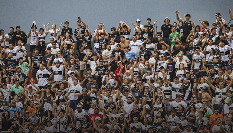 Los aficionados de Olimpia palpitan con la obtención de la 48ª corona liguera. El Decano lidera el torneo Apertura con seis puntos de ventaja, que se podría ampliar su el Tribunal de la APF le adjudica los puntos del inconcluso clásico contra Cerro Porteño.