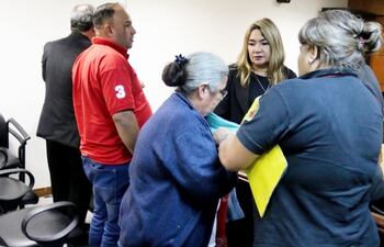 Una guardiacárcel esposa a Ilda Arca de Aquino tras conocer el fallo condenatorio, en marzo del 2019. A su lado, su hijo, César Aquino, y de espaldas, Ramón Jara Acosta. Archivo Abc.