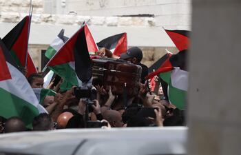 Varias personas llevan el féretro de la periodista estadounidense-palestina asesinada, Shireen Abu Akleh.