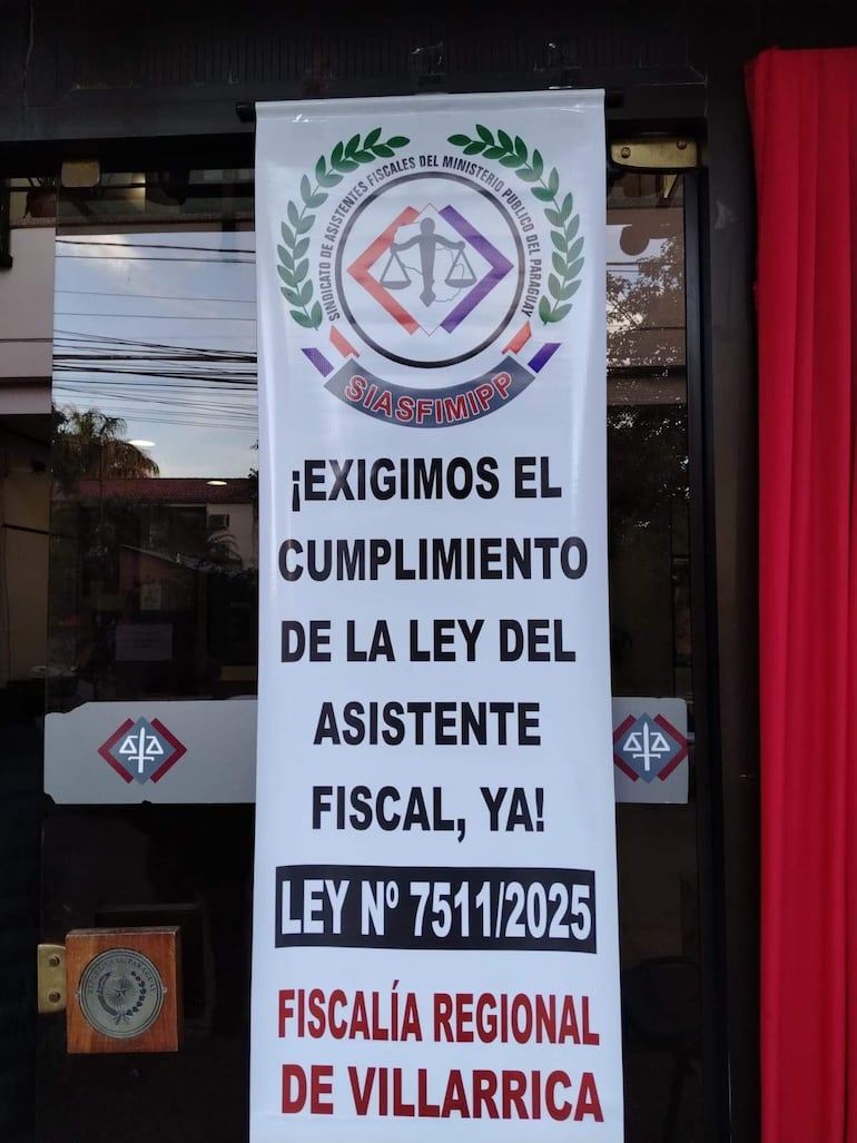 Asistentes fiscales en Villarrica exigen el cumplimiento de la ley de reajuste salarial frente a la fiscalía.