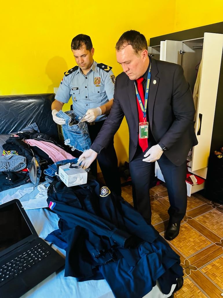 El comisario Diosnel Alarcón en el procedimiento, ayer.