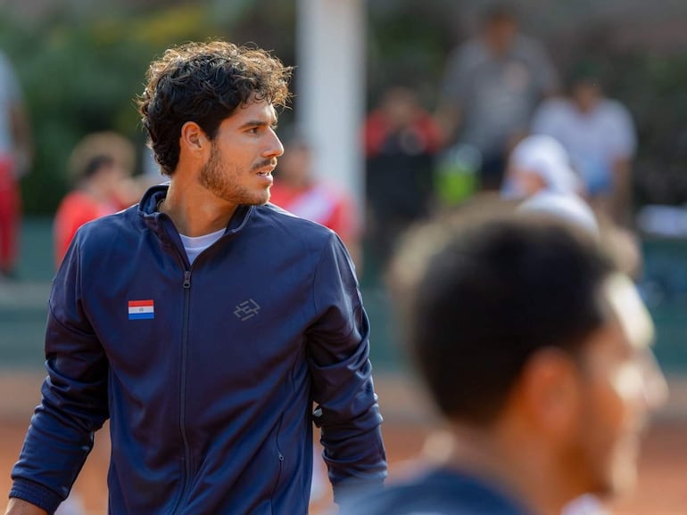 Adolfo Daniel Vallejo, tenista paraguayo, en el entrenamiento de Paraguay antes de disputar la Copa Davis contra Perú por el Grupo Mundial I.