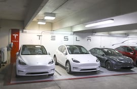 Automóviles Tesla alineados en una estación de carga en Austin, Texas (EE.UU.). Tal parece que los efectos de la campaña presidencial en EE.UU. se están haciendo sentir en México, ya que Elon Musk decidió parar la construcción de la planta de montaje de Tesla en cercanías de Monterrey hasta que se decida ese asunto el 5 de noviembre.