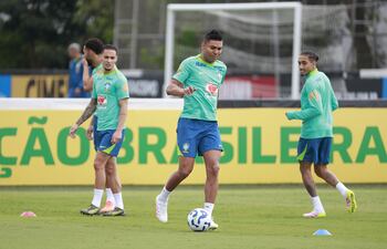 Casemiro (c) habló en conferencia de prensa, luego de entrenamiento de este domingo en São Paulo.