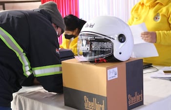 Los cascos certificados serán entregados a quienes tengan sus documentos en regla.