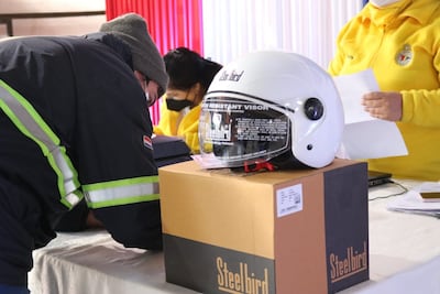 Los cascos certificados serán entregados a quienes tengan sus documentos en regla.