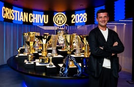 Cristian Eugen Chivu es un exfutbolista y entrenador rumano, que renovó su vínculo para seguir al frente del Inter de Milán.