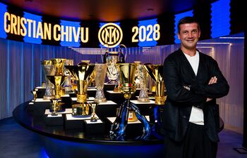 Cristian Eugen Chivu es un exfutbolista y entrenador rumano, que renovó su vínculo para seguir al frente del Inter de Milán.