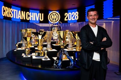Cristian Eugen Chivu es un exfutbolista y entrenador rumano, que renovó su vínculo para seguir al frente del Inter de Milán.