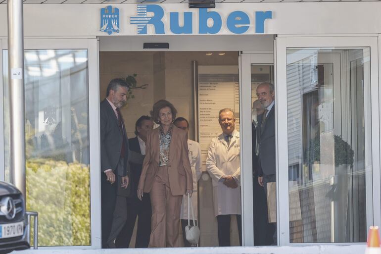 La reina Sofía de España salió caminando de la clínica Ruber Internacional de Madrid. (EFE/Sergio Pérez)