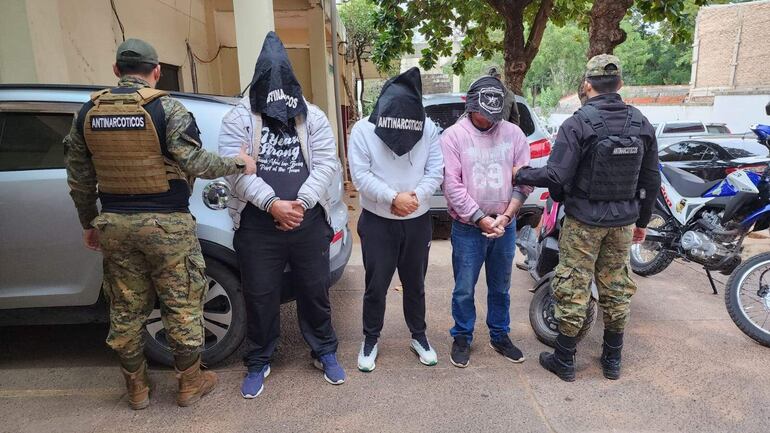  Los tres detenidos fueron trasladados a la base de Antinarcóticos de la Policía en  Lambaré, donde quedaron a cargo del Ministerio Público.