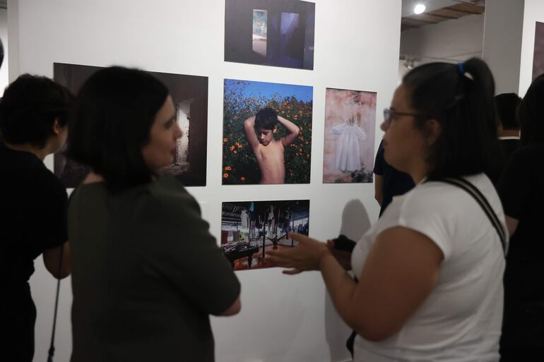 Exposición 'Corporeidades' del colectivo de fotógrafos 'El Ojo Salvaje' este jueves, en Asunción (Paraguay).