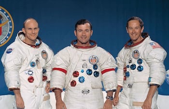 La tripulación principal de la misión de alunizaje del Apollo 16 lunar landing mission. De izquierda a derecha: Thomas K. Mattingly II, piloto del módulo de mando; John W. Young, comandante; y Charles M. Duke Jr., piloto del módulo lunar.