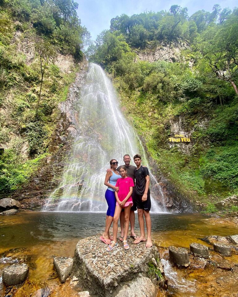 ¡Hermosa familia! Sandra Michelón con su esposo e hijos en Vietnam. (Instagram/Sandra Michelón)