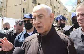 Benjamín Netanyahu ,primer ministro israelí (C).