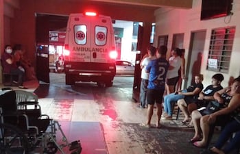 Una ambulancia alumna de manera tenue el área de urgencias en el Hospital Distrital de Ñemby.