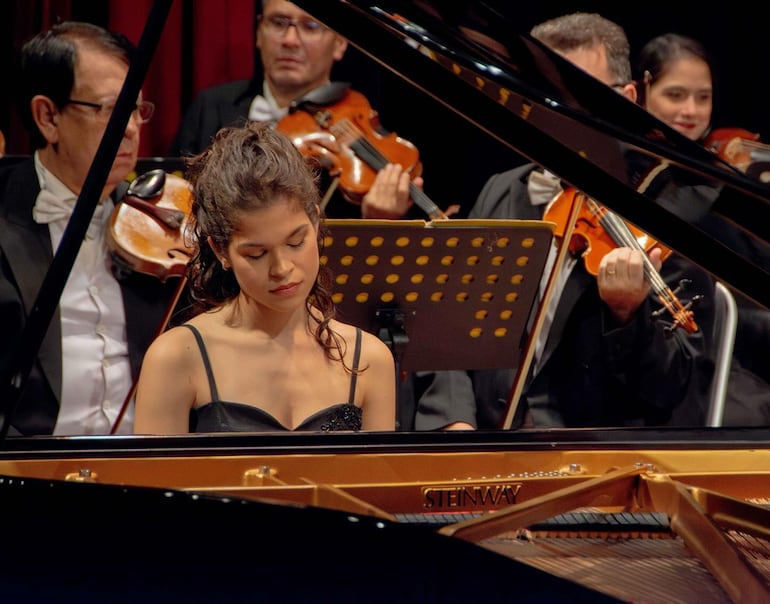 La pianista Nicole Kennedy durante un concierto con la OSCA. La artista paraguaya ofrecerá un taller y un recital en Asunción.05 de Abril de 2026