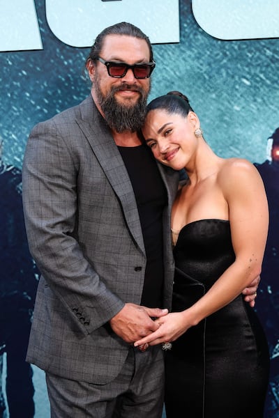 ¡Linda parejita! Los actores Jason Momoa y Adria Arjona posan durante el estreno de la película Onslaught, en Los Ángeles, California (Estados Unidos). (EFE/ Devon Guzzie)