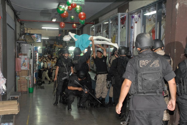Policías de la FOPE se preparan para entrar al local del Mercado 4 de Asunción donde un coreano tomó de rehén a otra el 3 de diciembre de 2009.