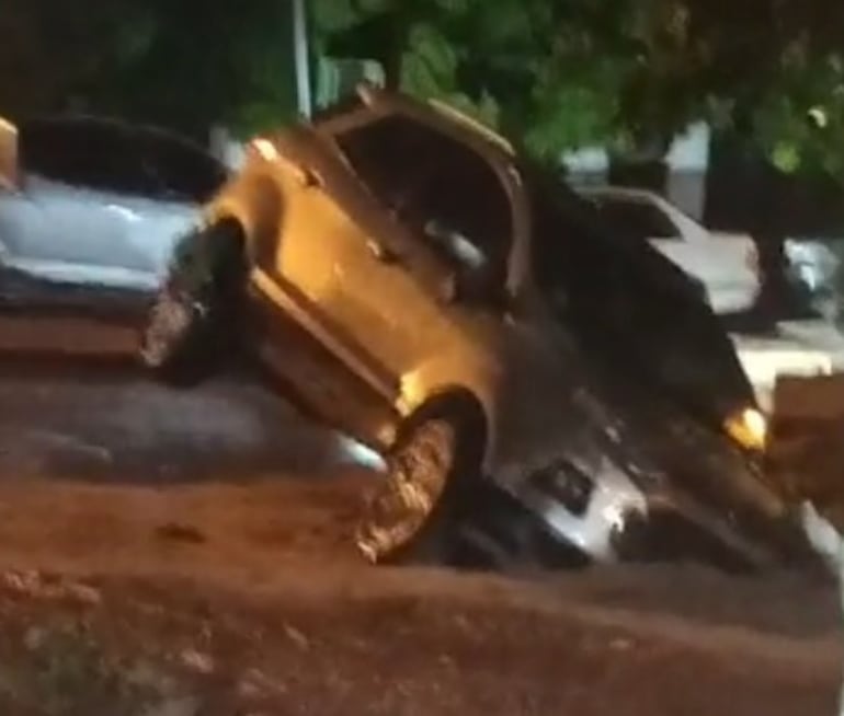 Camioneta cayó en la madrugada del martes en un pozo de la obra del desagüe pluvial del Abasto.