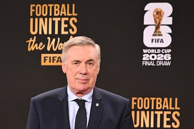 El entrenador italiano de Brasil, Carlo Ancelotti, posa en la alfombra roja a su llegada para asistir al sorteo de la Copa Mundial de la FIFA 2026, que se lleva a cabo en EE. UU., Canadá y México, en el Kennedy Center, en Washington, D.C.