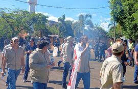 Los manifestantes al momento de hacer la "pasada" de escrache frente a la vivienda del senador Javier Zacarías Irún en Ciudad del Este.