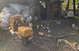 Agentes del departamento Antinarcóticos verifican los elementos encontrados debajo de la carpa, donde estaban trabajando los marihuaneros. El narcotráfico sigue arrasando con el Parque Nacional Paso Bravo.