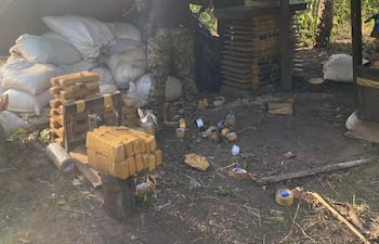 Agentes del departamento Antinarcóticos verifican los elementos encontrados debajo de la carpa, donde estaban trabajando los marihuaneros. El narcotráfico sigue arrasando con el Parque Nacional Paso Bravo.