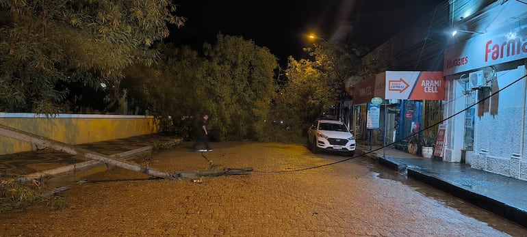 Tr&aacute;fico interrumpido en la calle Mariscal Estigarribia casi 14 de Mayo, en Concepci&oacute;n, tras un fuerte temporal.