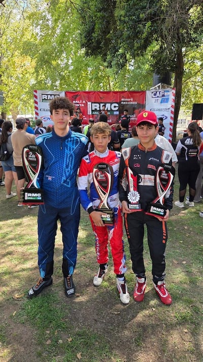 Santino Espineda (i), Sebastián Galeano (c) y David Álvares (d); pilotos paraguayos que subieron al podio en la primera fecha del Campeonato Argentino Rotax Max Challenger Grand Nationals.