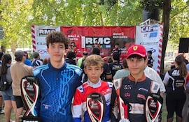 Santino Espineda (i), Sebastián Galeano (c) y David Álvares (d); pilotos paraguayos que subieron al podio en la primera fecha del Campeonato Argentino Rotax Max Challenger Grand Nationals.
