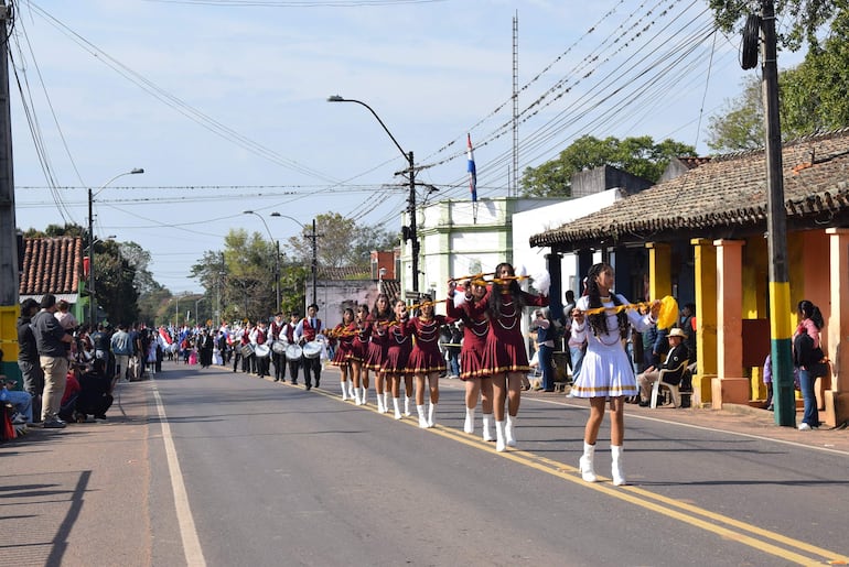 Las chiroleras del Colegio Nacional Mariscal José Félix Estigarribia saludaron a Caapucú por sus 239 años de fundación.
