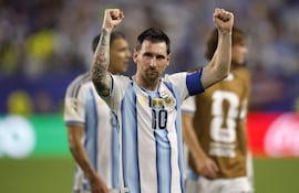 Lionel Messi de Argentina celebra este viernes, al finalizar un partido del Mundial de la FIFA 2026 entre Argentina y Cabo Verde en el estadio Hard Rock en Miami (Estados Unidos).