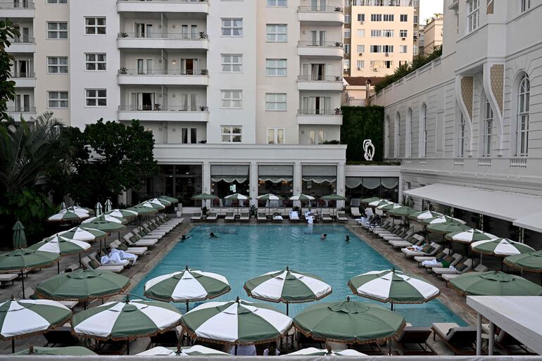 Vista del área de la piscina del Hotel Copacabana Palace en la playa de Copacabana, zona sur de Río de Janeiro.  