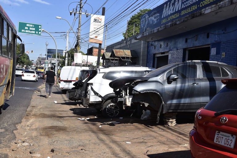 Chatarrerías llenan las veredas de la zona de obras con vehículos en desuso. La Municipalidad no interviene.