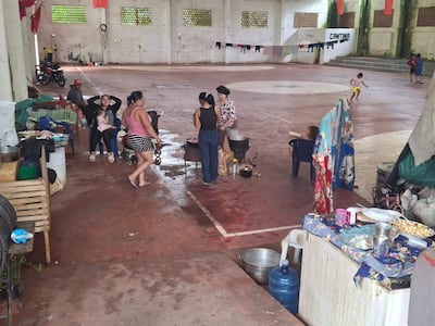 Afectados por crecida del río Paraná permanecen en campamentos temporales.