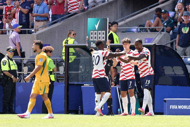 Folarin Balogun de los Estados Unidos choca las manos con Giovanni Reyna y Haji Wright de los Estados Unidos al ser sustituido durante el partido del Grupo D de la Copa Mundial de la FIFA 2026 entre EE. UU. y Australia en el Seattle Stadium.