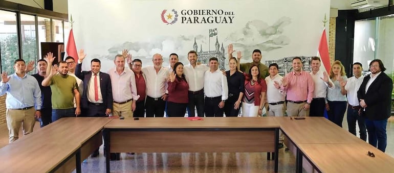 Magno Alvarez (abrazado con Pedro Alliana) rodeado de los Zacar&iacute;as y otros dirigentes. 