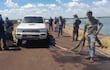 Extraen camioneta hallada en el río Paraná, presuntamente vinculada a atraco a empresa agroindustrial