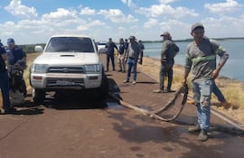 Extraen camioneta hallada en el río Paraná, presuntamente vinculada a atraco a empresa agroindustrial