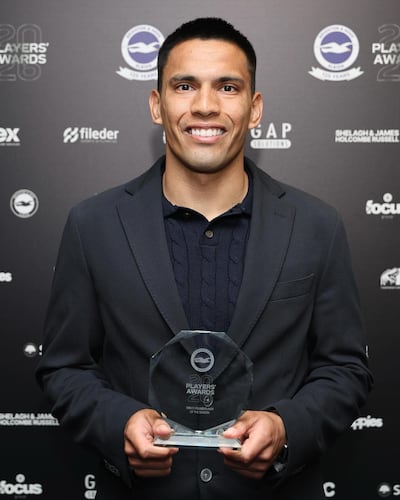 El volante ofensivo paraguayo, Diego Gómez con el premio al Jugador Joven de la Temporada entregado por el Brighton & Hove Albion.