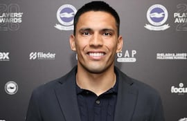 El volante ofensivo paraguayo, Diego Gómez con el premio al Jugador Joven de la Temporada entregado por el Brighton & Hove Albion.