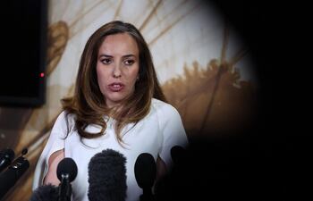 Stella Assange, esposa del fundador de WikiLeaks Julian Assange, habla con la prensa en Camberra, Australia.