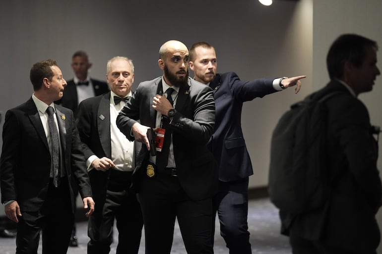 FOTODELDÍA EPA9788. WASHINGTON (ESTADOS UNIDOS), 25/04/2026.- Agentes de seguridad reaccionan tras escuchar aparentes disparos durante la cena anual de la Asociación de Corresponsales de la Casa Blanca (WHCA) en la que se encontraba el presidente de Estados Unidos, Donald Trump, y la primera dama, Melania Trump, este sábado, en Washington (Estados Unidos). EFE/ Yuri Gripas / POOL
