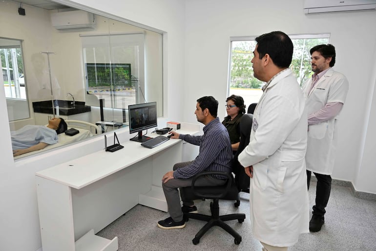 La FCM-UNA pregona una enseñanza basada en la práctica, la innovación y la excelencia académica.